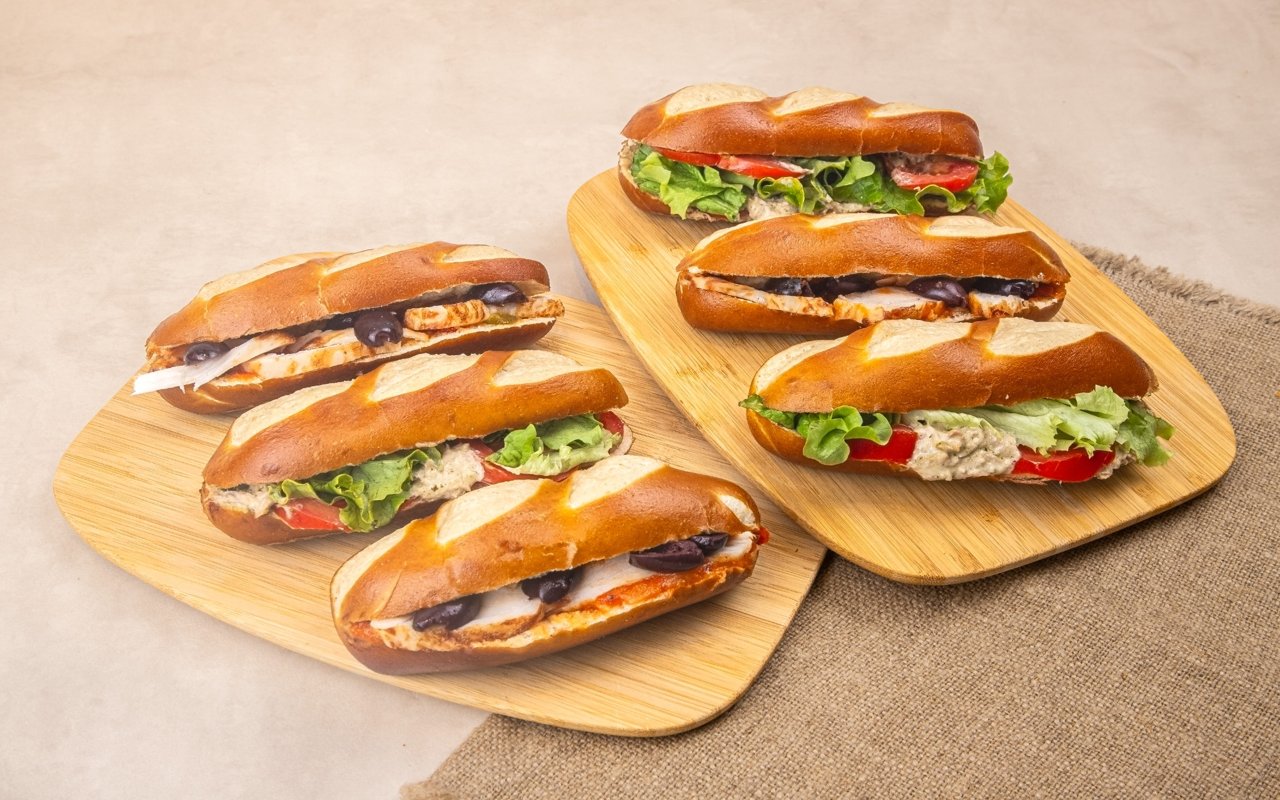 LES MINI SANDWICHS Thon Mayonnaise Pesto Poulet A La Basquaise Olives