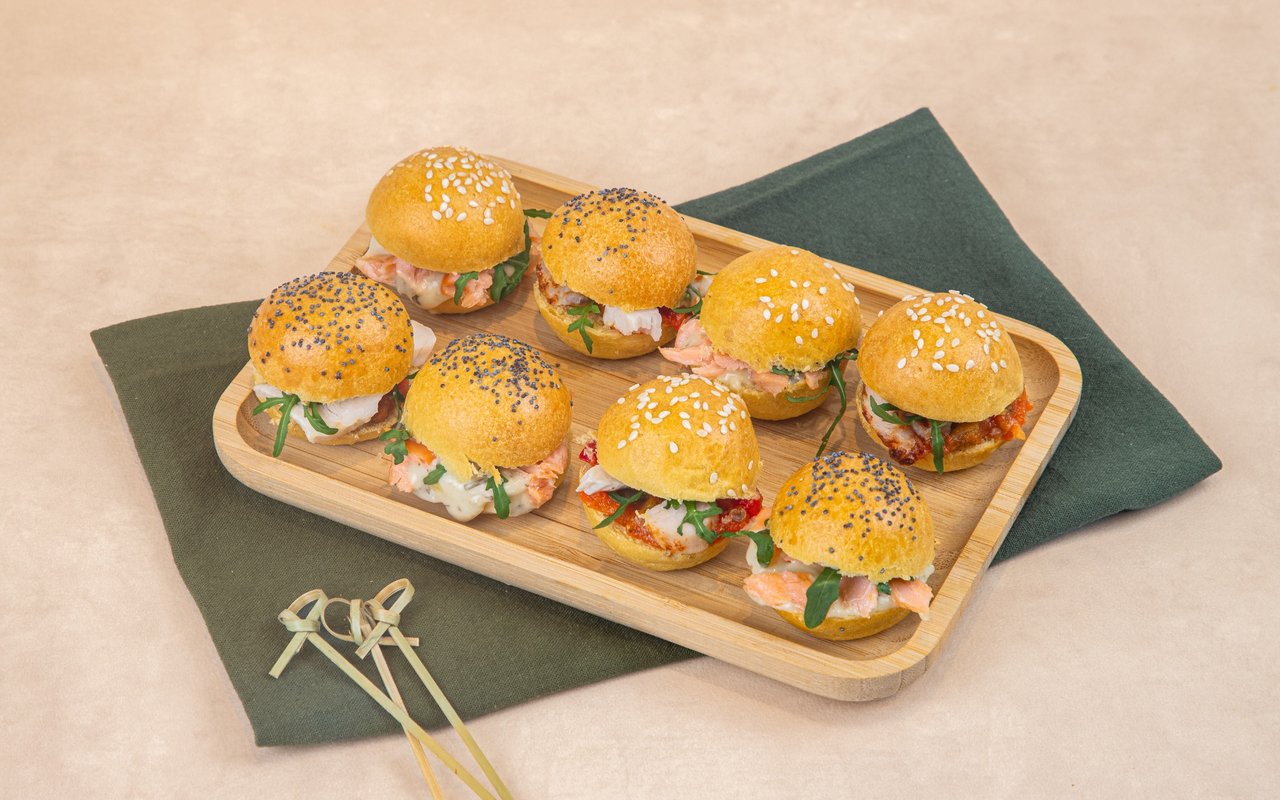 LES MINI BRIOCHES MIXTES Saumon Fume A Chaud Emince Poulet