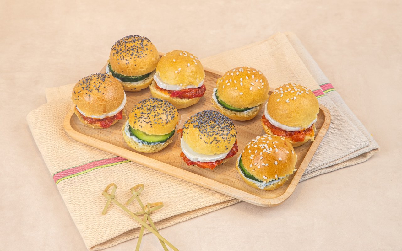 LES MINI BRIOCHES VEGE Piquillos Tranche De Chevre Concombre Sauce Aneth